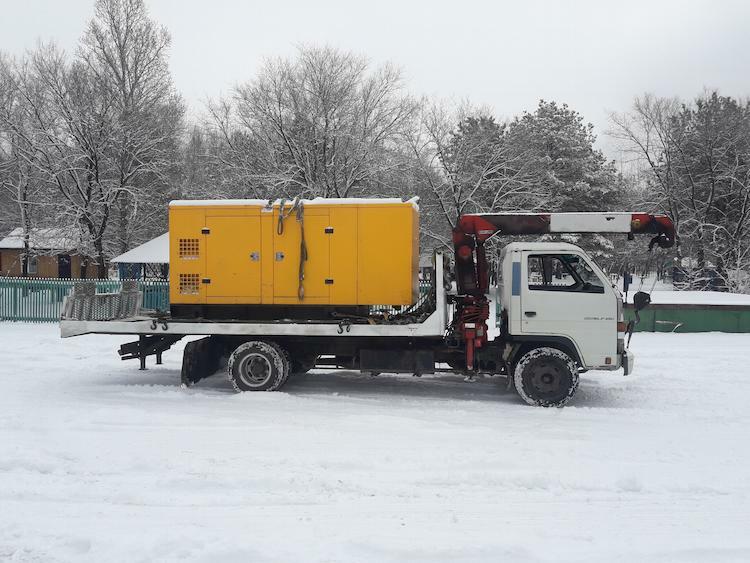 Фото перевозки строительного оборудования на манипулятор в Хабаровске