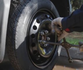 Замена колеса на дороге 