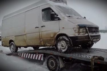 Эвакуация микроавтобуса зимой