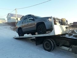 фото погрузки внедорожника на платформу эвакуатора