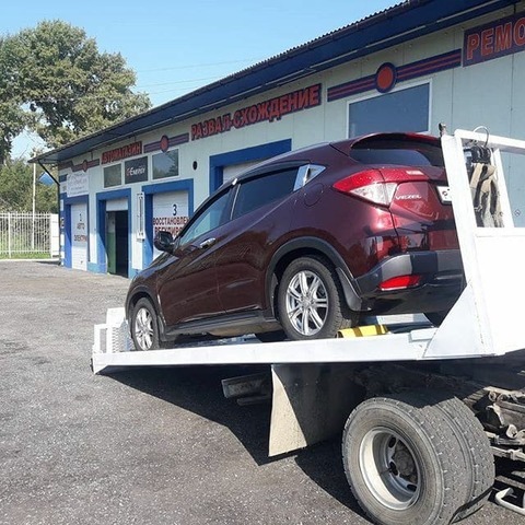 Фото процесса доставки авто в сервис на эвакуаторе