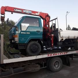 Фото процесса перевозки машины на платформе эвакуатора