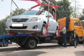 Фото перевозки автомобиля с помощью эвакуатора с манипулятором