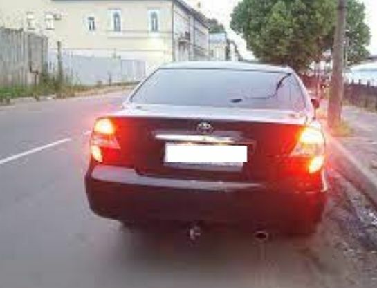 авто с включенным аварийным сигналом