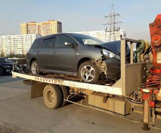 Фото перевозки авто на платформе эвакуатра